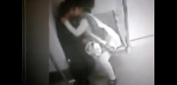  DELHI METRO CCTV FOOTAGE LEAKED - COUPLE      low